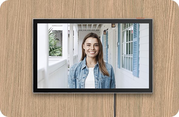 7-инчовият монитор на EZVIZ HP5 на стена