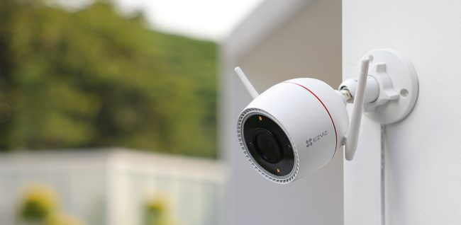 Камерата EZVIZ CS-H3c, монтирана на външна стена