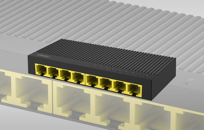 Корпусът на суича Imou SG108C, поставен на бюро