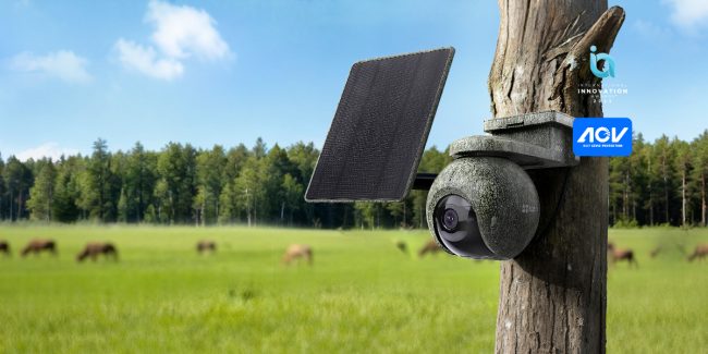 EZVIZ EB8 Pro Ranger със соларен панел на дърво