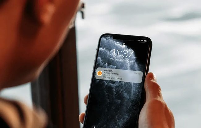 Телефон с известие от приложението за засечен човек