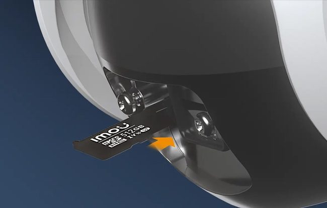 microSD карта Imou 512 GB, поставяна в слота на камерата