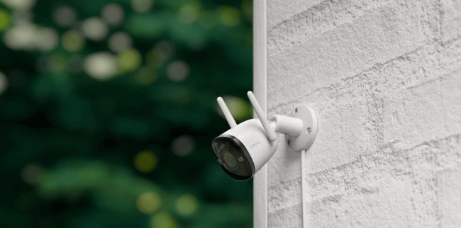 Imou Bullet 2E 5MP на външна стена до дървета