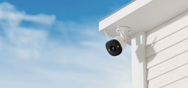 Imou Bullet 2E 5MP, монтирана под стрехата на къща