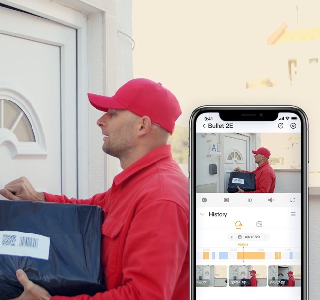Куриер пред вратата и същият момент в приложението Imou Life