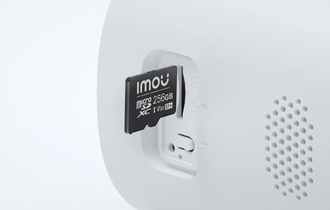 microSD карта 256 GB, поставяна в слота на камерата до високоговорителя
