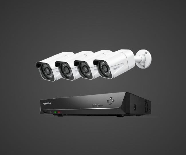 Рекордерът RLN8-410 и четири камери B800 на тъмен фон