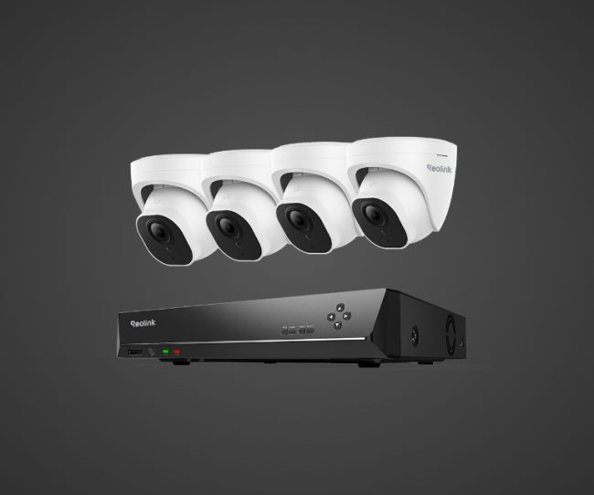 Рекордерът RLN8-410 и четири камери D800 на тъмен фон